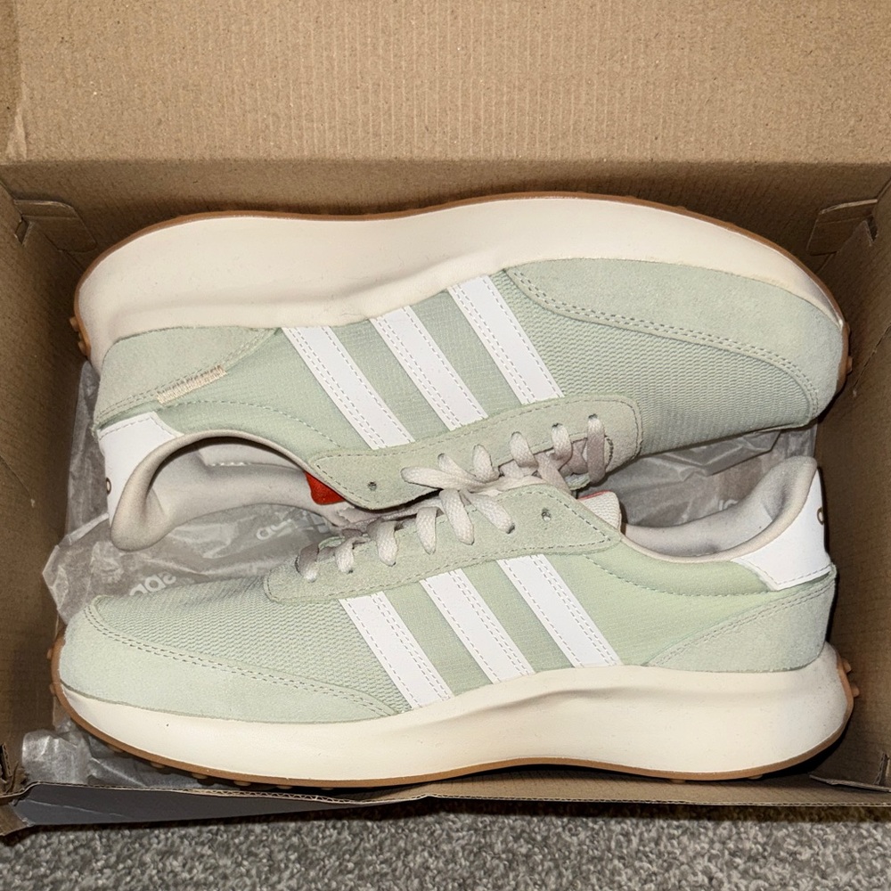 adidas Run 70s light green, W8, NWT